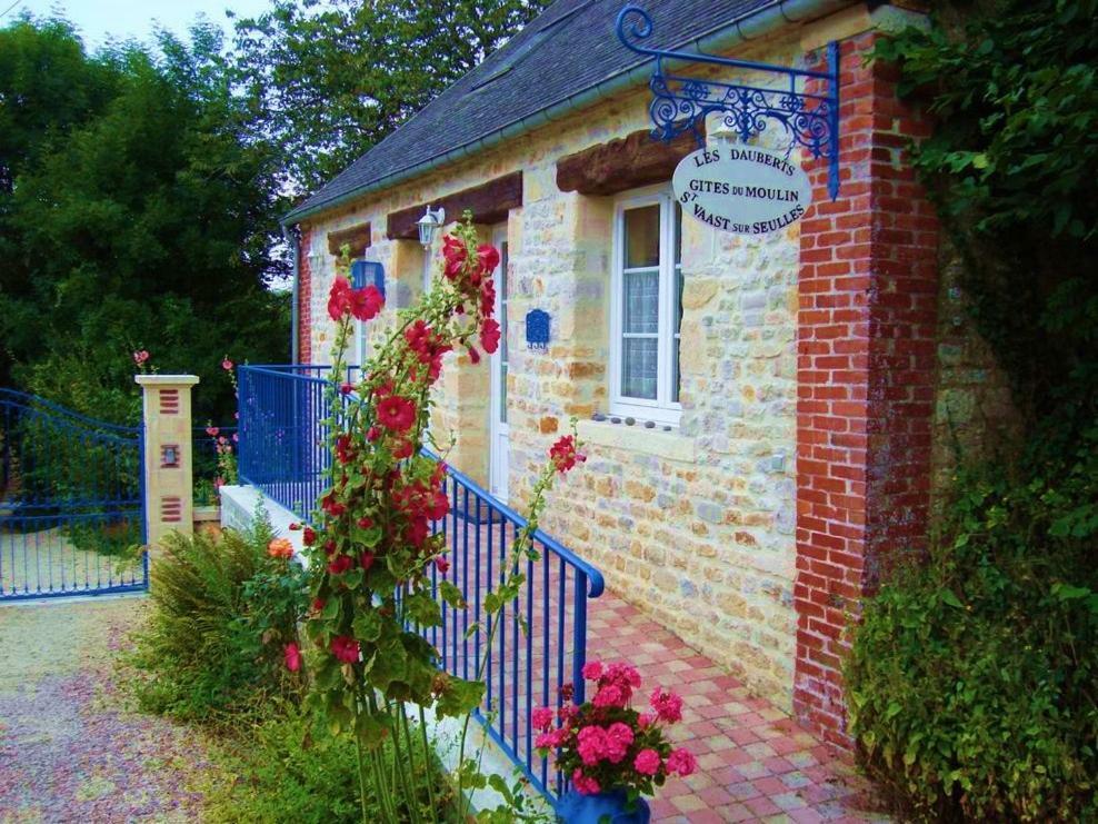 Gite Le Moulin Saint-Vaast-sur-Seulles Екстер'єр фото
